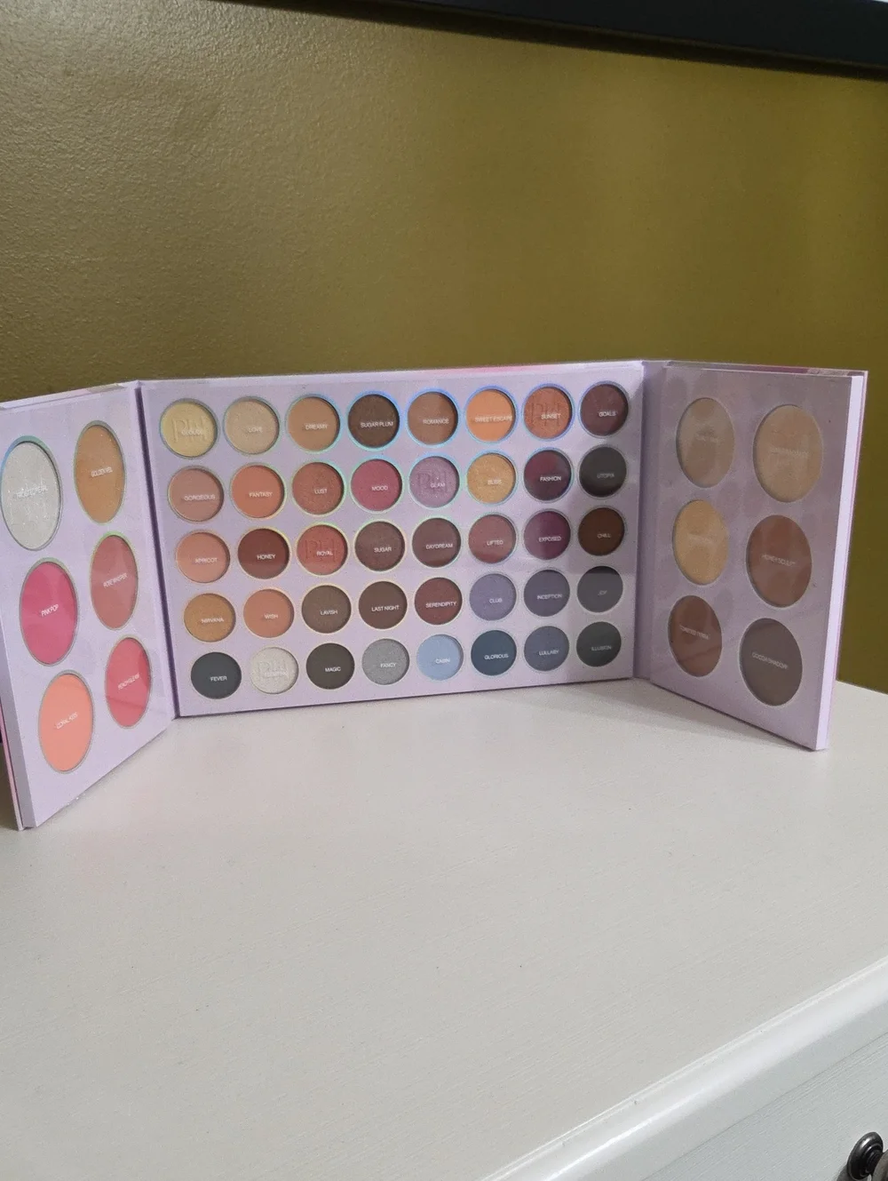 NEW Paris Hilton Face And Eye Palette Set